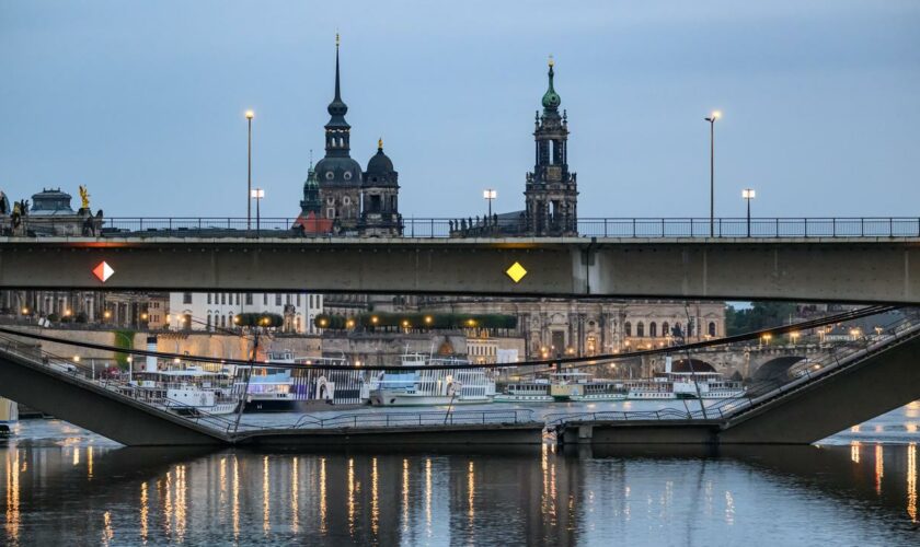 Dresden: Teile der Carolabrücke über Elbe eingestürzt