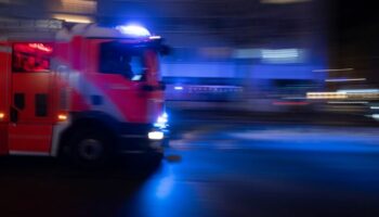 In Wilhelmstadt ist eine Person durch einen Sprung vom Balkon schwer verletzt worden. (Archivbild) Foto: Paul Zinken/dpa