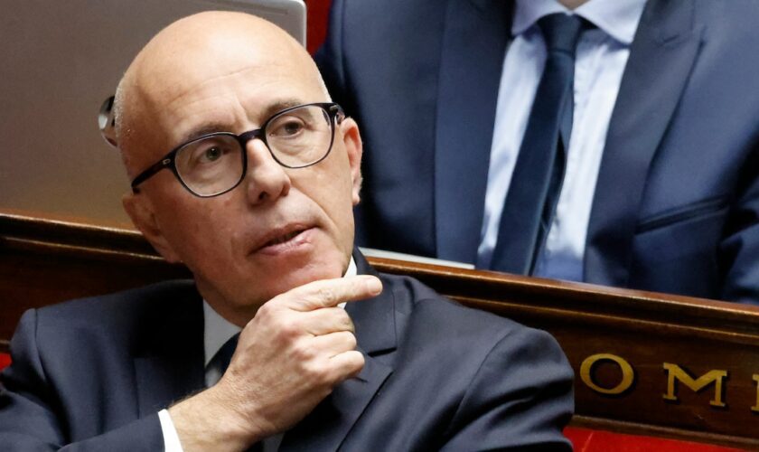 Le député français du groupe Les Républicains (LR) et président du parti Les Républicains, Eric Ciotti, assiste à un débat demandé par le parti de droite Les Républicains pour proposer une décision appelant les autorités françaises à retirer l'accord franco-algérien du 27 décembre 1968, à l'Assemblée nationale à Paris, le 7 décembre 2023. Le 7 décembre 2023, l'Assemblée nationale française a rejeté un texte remettant en cause l'accord franco-algérien de 1968, qui accorde un statut particulier aux Algériens en matière de circulation, avant de lancer l'examen d'une réforme constitutionnelle également proposée par les députés LR, déterminés à accroître la pression sur le parti présidentiel en matière d'immigration.