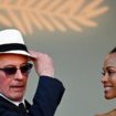 Le réalisateur français Jacques Audiard (g) et l'actrice américaine Zoe Saldana arrivent à la projection du film "Emilia Perez" lors de la 77e édition du Festival de Cannes, dans le sud de la France, le 18 mai 2024