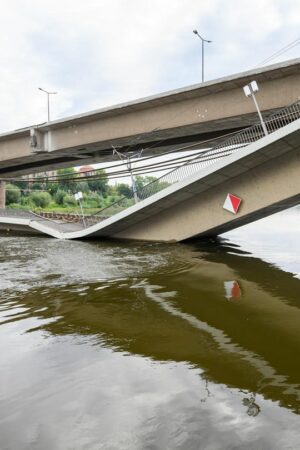 Dresden: Carolabrücke stürzt in Teilen in die Elbe: "Es besteht akute Lebensgefahr"