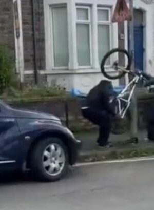 Watch brazen thieves nick bike in 40 seconds in front of pedestrians