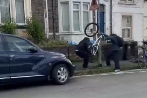 Watch brazen thieves nick bike in 40 seconds in front of pedestrians