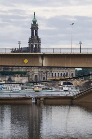 Teile der Carolabrücke in Dresden in die Elbe gestürzt