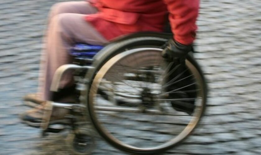 Une personne handicapées dans un fauteuil roulant. Photo d'illustration.