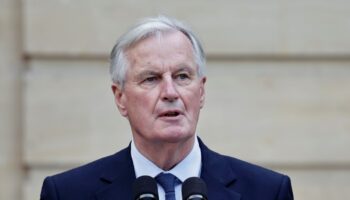 Le nouveau premier ministre Michel Barnier à Matignon pour la passation de pouvoir, le 5 septembre 2024 à Paris