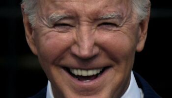 Biden setzt Kappe mit der Aufschrift „Trump 2024“ auf