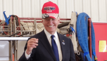 Joe Biden enfile une casquette pro-Donald Trump en Pennsylvanie et surprend