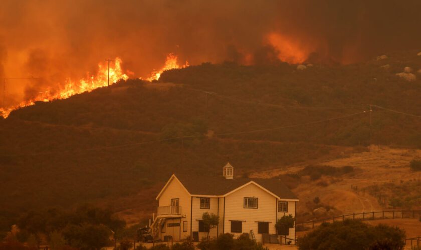 États-Unis : les incendies rasent des maisons près de Los Angeles