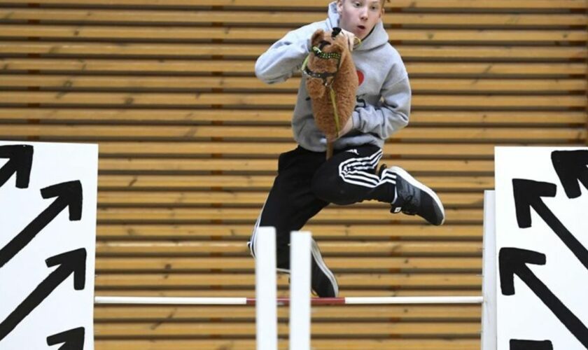 Eine junger Teilnehmer in Aktion bei den finnischen Hobby-Horsing-Meisterschaften 2017. (Archivfoto) Foto: picture alliance / He