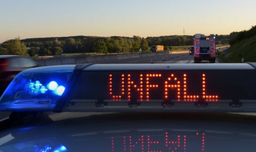 Für aufwendige Aufräumarbeiten nach einem Unfall ist die A1 gesperrt: Dort ergießt sich Farbe über alle Fahrbahnen. (Symbolbild)