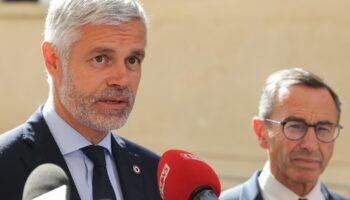 Laurent Wauquiez et Bruno Retailleau (G) après une rencontre avec le Premier ministre à l'hôtel Matignon à Paris, le 6 septembre 2024