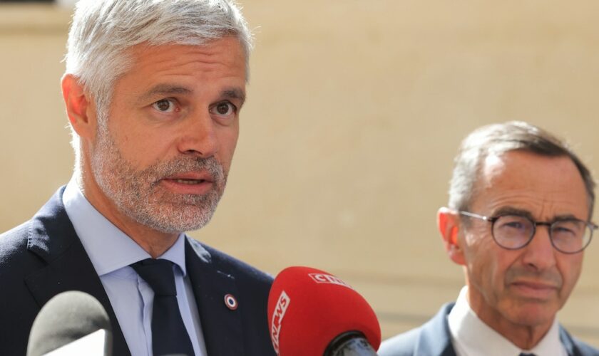 Laurent Wauquiez et Bruno Retailleau (G) après une rencontre avec le Premier ministre à l'hôtel Matignon à Paris, le 6 septembre 2024