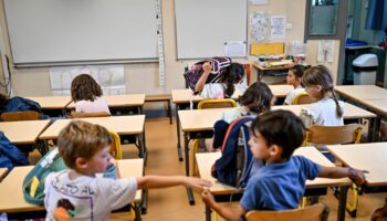 Des plans explosifs pour fermer des milliers de classes d'école à l'étude au ministère de l'Education nationale