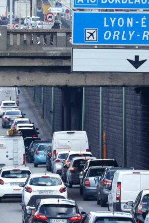 Hidalgo et le périph à 50 km/h, une “virulente polémique” parisienne