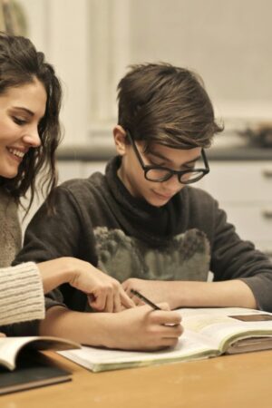 Une mère refuse que son fils fasse ses devoirs, l'enseignante finit par lui donner raison