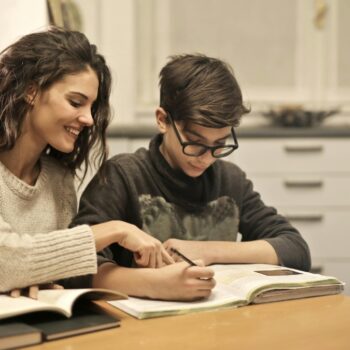 Une mère refuse que son fils fasse ses devoirs, l’enseignante finit par lui donner raison