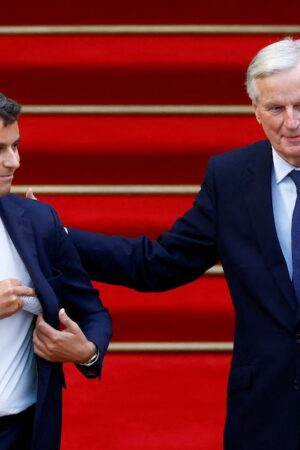 Gabriel Attal et Michel Barnier lors de la passation de pouvoirs à Matignon, le 5 septembre 2024.