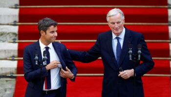 Gabriel Attal et Michel Barnier lors de la passation de pouvoirs à Matignon, le 5 septembre 2024.