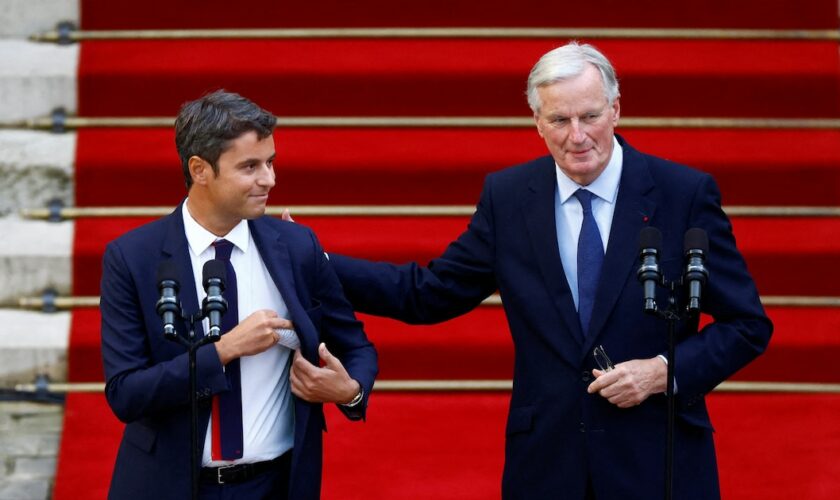 Gabriel Attal et Michel Barnier lors de la passation de pouvoirs à Matignon, le 5 septembre 2024.