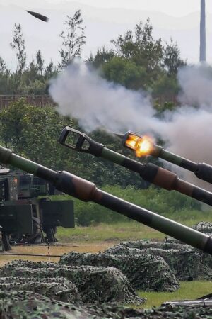 Des obusiers automoteurs américains M109 tirent des obus réels lors d'un entraînement aux munitions réelles mené par l'armée taïwanaise dans une zone côtière de Taichung, à Taiwan, le 7 août 2024