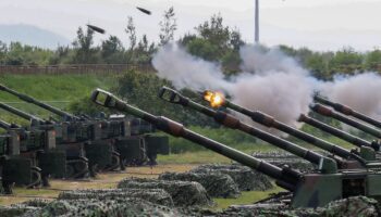 Des obusiers automoteurs américains M109 tirent des obus réels lors d'un entraînement aux munitions réelles mené par l'armée taïwanaise dans une zone côtière de Taichung, à Taiwan, le 7 août 2024