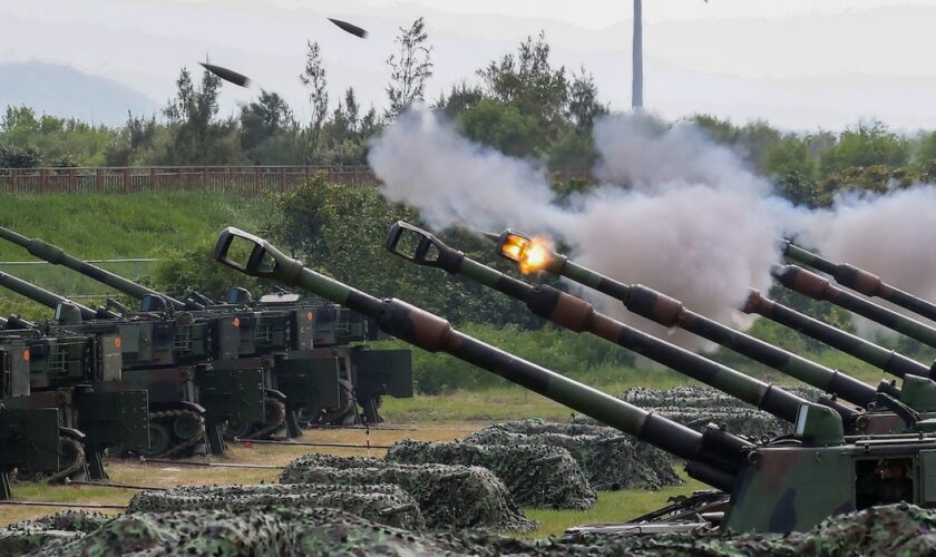 Des obusiers automoteurs américains M109 tirent des obus réels lors d'un entraînement aux munitions réelles mené par l'armée taïwanaise dans une zone côtière de Taichung, à Taiwan, le 7 août 2024