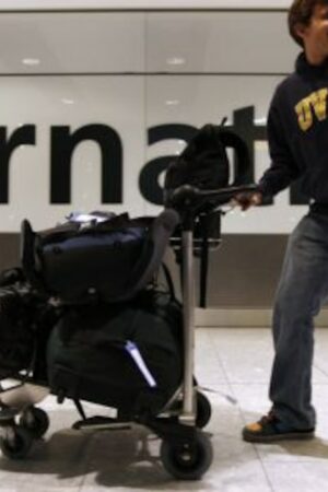 Un passager en provenance de Vancouver arrive à l'aéroport d'Heathrow, à Londres, le 20 avril 2010.