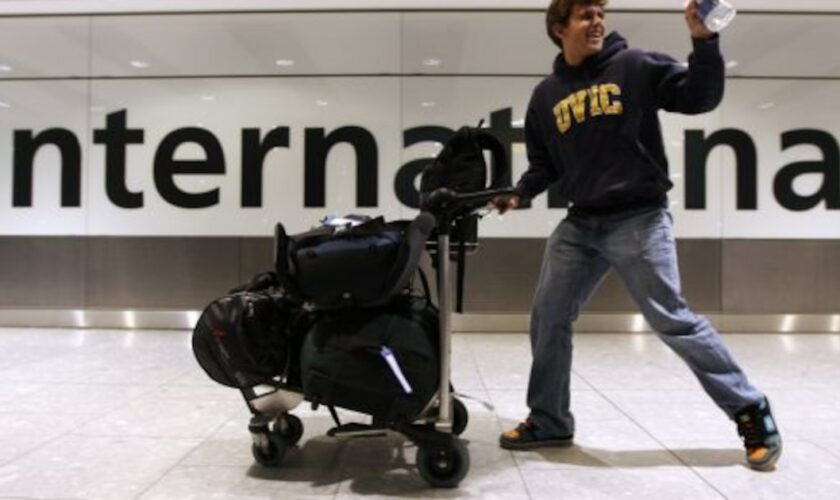 Un passager en provenance de Vancouver arrive à l'aéroport d'Heathrow, à Londres, le 20 avril 2010.