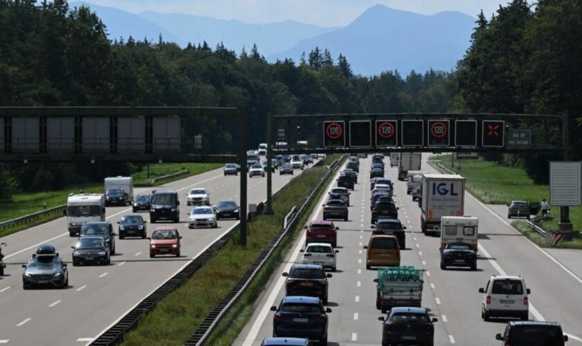 Stau vor der Kulisse der Alpen. (Archivbild) Foto: Felix Hörhager/dpa