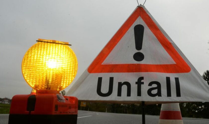 Nach einem schweren Verkehrsunfall ist die A6 bei Hockenheim gesperrt. (Archivbild) Foto: Patrick Seeger/dpa