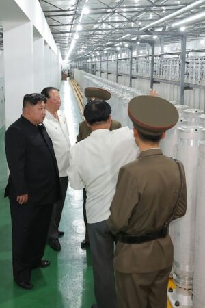 Photo non datée, publiée par l'agence de presse officielle nord-coréenne KCNA le 13 septembre 2024, montrant le leader de la Corée du Nord Kim Jong Un (en noir) en train de visiter un site d'enrichissement d'uranium, dans un lieu non précisé en Corée du Nord