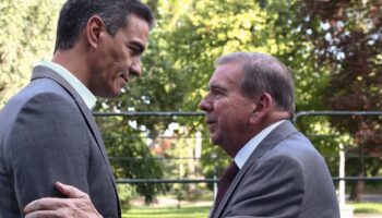 Le Premier ministre espagnol Pedro Sanchez (g) reçoit l'opposant vénézuélien Edmundo Gonzalez Urrutia au palais de La Moncloa, à Madrid, le 12 septembre 2024