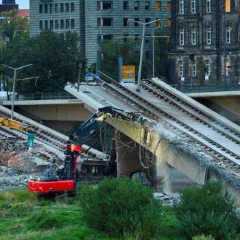 Dresden: Weiterer Abschnitt der Carolabrücke bei Abrissarbeiten eingebrochen