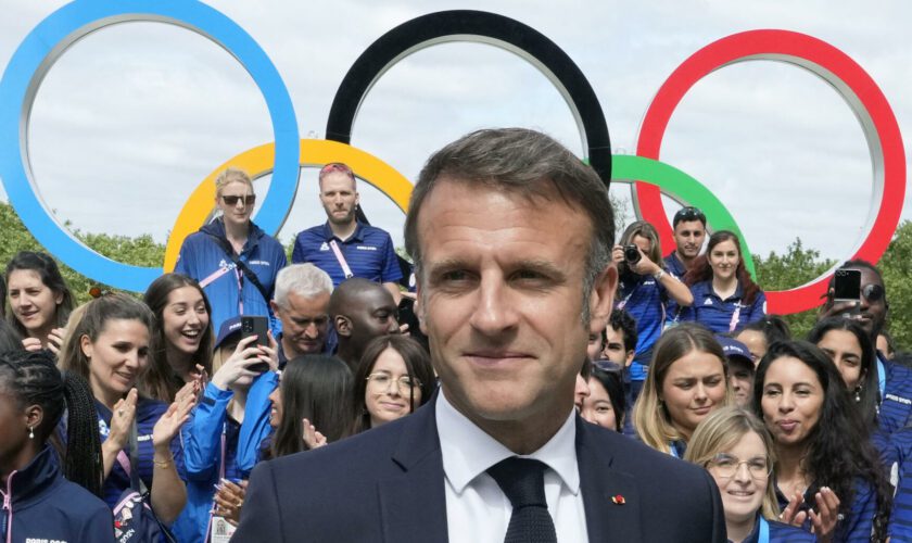 JO 2024 : Emmanuel Macron s’immisce dans la polémique des anneaux olympiques sur la tour Eiffel