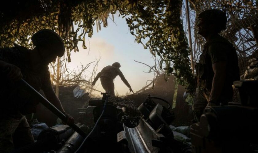 Die ukrainischen Truppen sind in der Region Donezk weiter in der Defensive. (Archivbild) Foto: Evgeniy Maloletka/AP/dpa