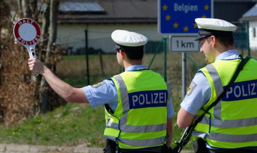 Ab Montag soll es an den NRW-Grenzen zu den Niederlanden und Belgien temporäre Grenzkontrollen geben. (Archivfoto) Foto: Henning