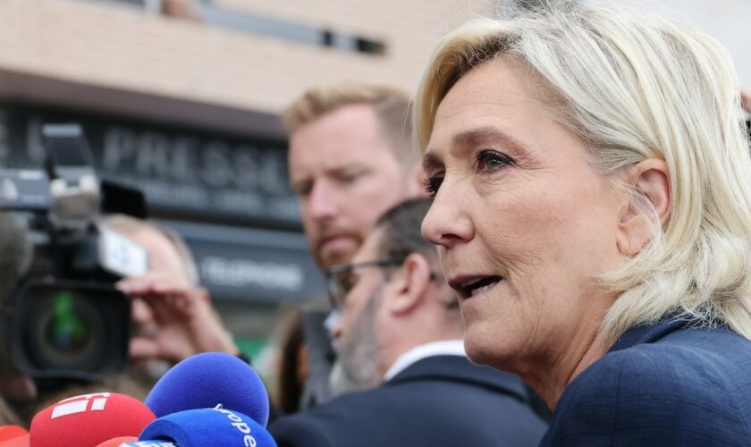 La cheffe de file des députés RN Marine Le Pen répond aux journalistes, lors de sa rentrée politique dans son fief à Hénin-Beaumont, le 8 septembre 2024 dans le Pas-de-Calais