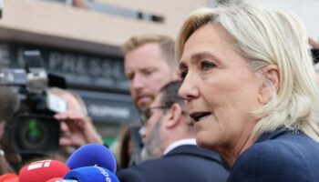 La cheffe de file des députés RN Marine Le Pen répond aux journalistes, lors de sa rentrée politique dans son fief à Hénin-Beaumont, le 8 septembre 2024 dans le Pas-de-Calais