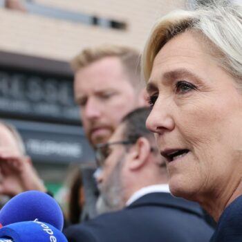 La cheffe de file des députés RN Marine Le Pen répond aux journalistes, lors de sa rentrée politique dans son fief à Hénin-Beaumont, le 8 septembre 2024 dans le Pas-de-Calais