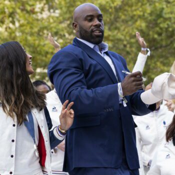 Parade JO 2024 : Teddy Riner était le seul athlète à défiler en costume, et tout le monde a sa théorie sur ce choix