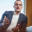 „Leider haben einige ehemalige VW-Lenker alles auf die Elektroauto-Karte gesetzt“, meint Jens Spahn