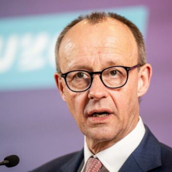 In acht von zehn Punkten trauen die Deutschen Friedrich Merz mehr zu als Olaf Scholz