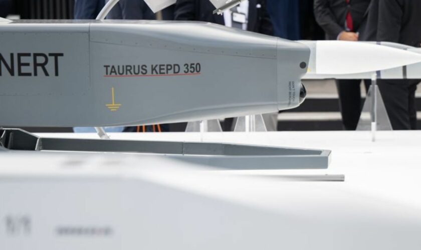 Ein Modell des Marschflugkörpers Taurus. (Archivbild) Foto: Sebastian Christoph Gollnow/dpa