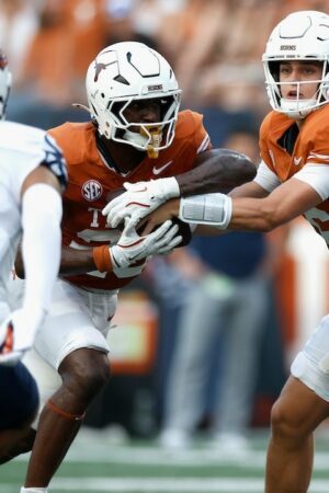 Arch Manning converts 2 touchdowns in 3 plays after coming off the bench for injured Texas starter