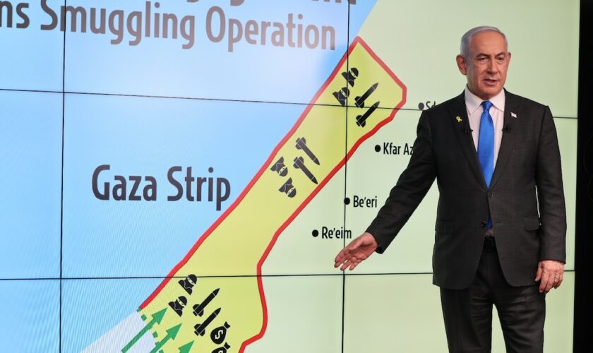 Le Premier ministre israélien Benjamin Netanyahu se tient devant une carte de la bande de Gaza lors d'une conférence de presse à Jérusalem le 4 septembre 2024