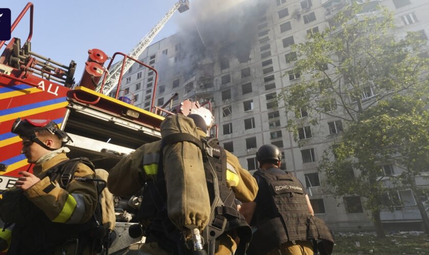 Ukraine-Liveblog: Eine Tote und Dutzende Verletze nach Luftangriff in Charkiw