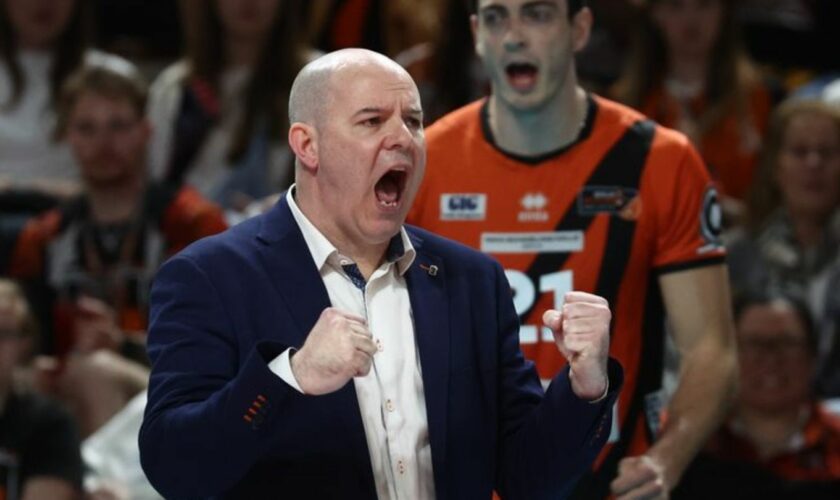 Berlin-Trainer Joel Banks hat Grund zum Jubeln. Foto: Christoph Soeder/dpa