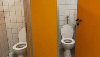 Krefeld: Schule sperrt wegen Vandalismus während Unterricht Toiletten ab