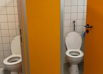 Krefeld: Schule sperrt wegen Vandalismus während Unterricht Toiletten ab